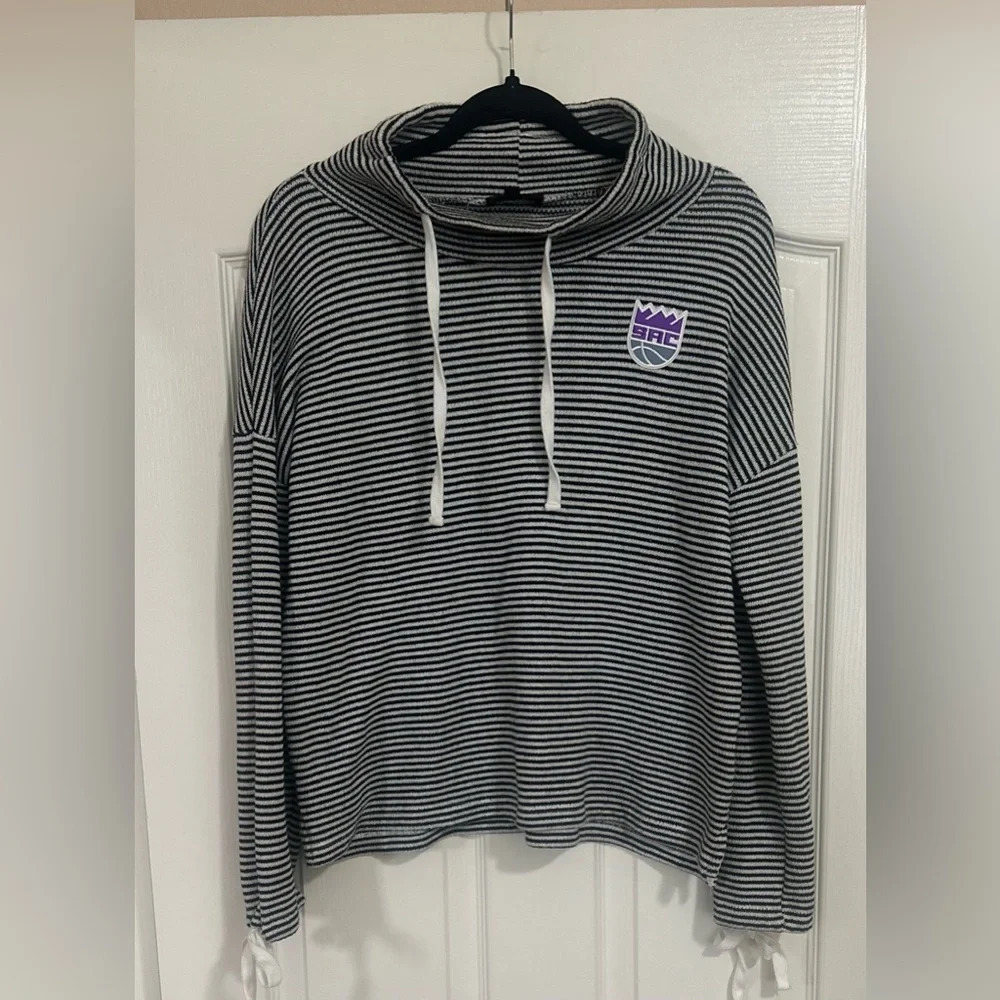 NWOT Women’s GAMEDAY COUTURE NBA Sacramento Kings Striped Black White Sweater Sm